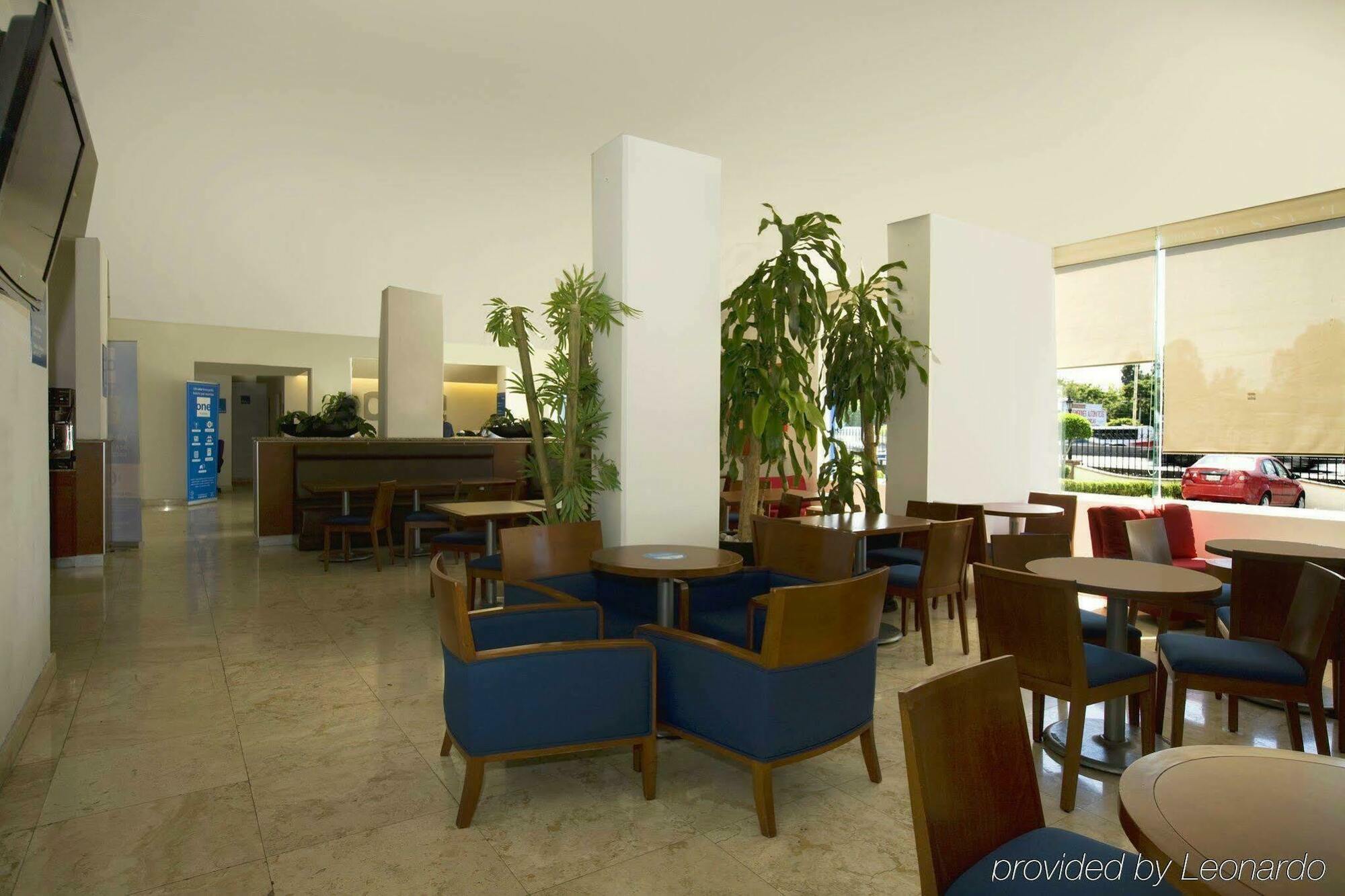 One Queretaro Plaza Galerias Hotell Restaurant bilde